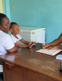 Madre e hijo en consulta médica