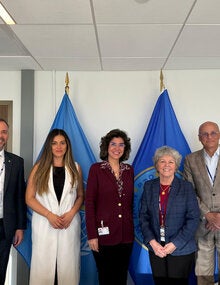 Mary Lou Valdez, Directora Adjunta de la OPS, junto a Rodrigo Monrroy, Asesor de Gestión de Proyectos de OPS Forward, y Paul de la Croix-Vaubois, Asesor de Recursos Humanos, Lita Paparoni, Gerente Regional para América Latina y el Caribe, y otros posando para la cámara.