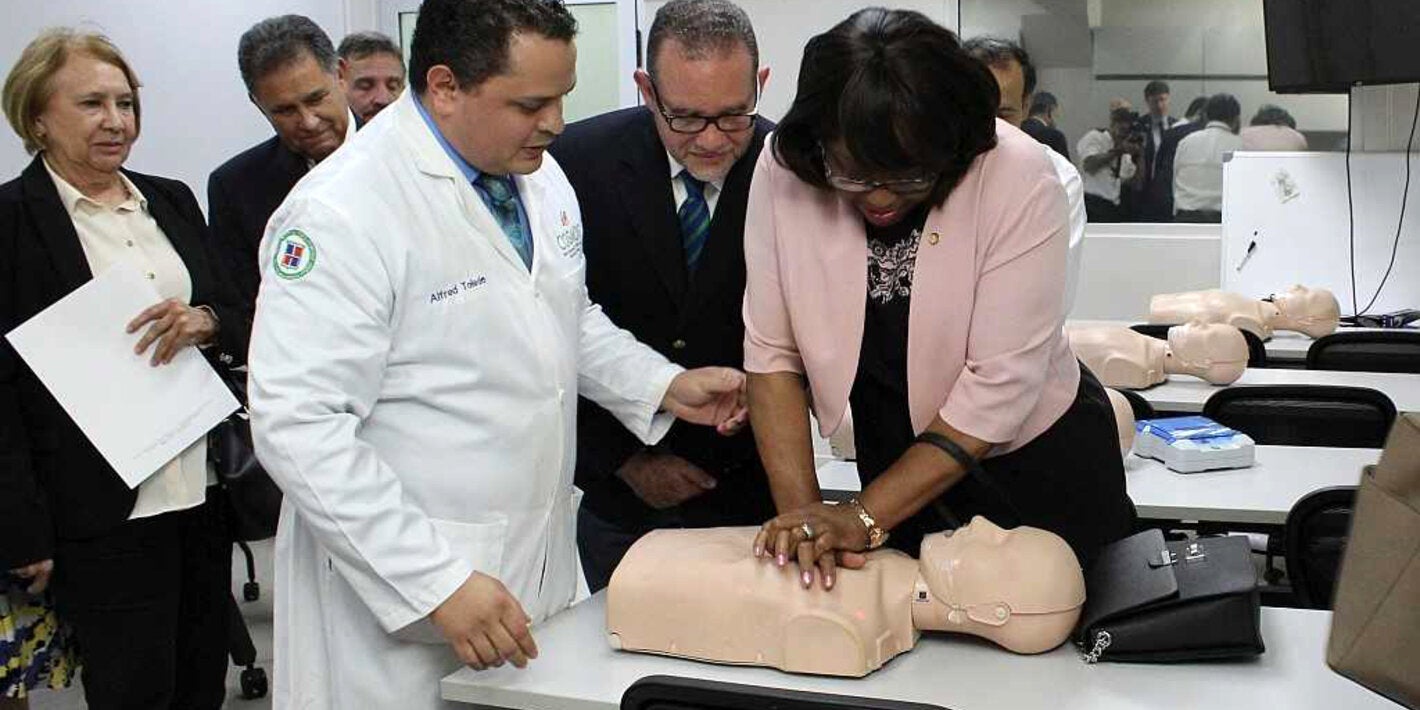 Carissa F. Etienne, visitó hoy el Centro de Operaciones en Simulación Médica Objetivamente Sistematizado (COSMOS) de la Universidad Nacional Pedro Henríquez Ureña (UNPHU)