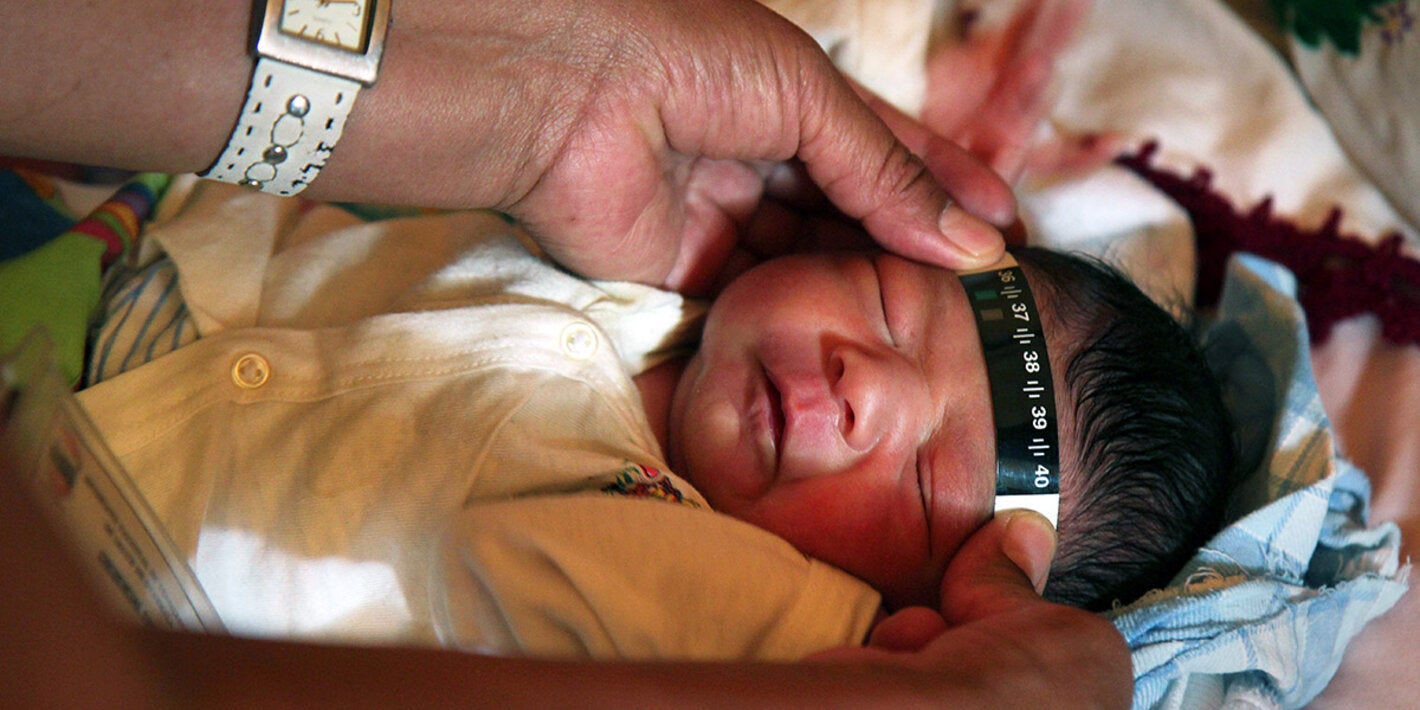 Midiendo la circunferencia de cabeza de un recién nacido