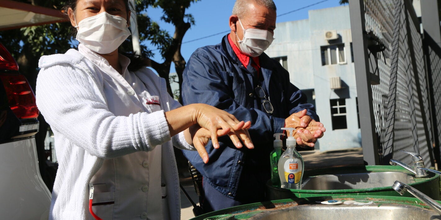 Una enfermera muestra el lavado correcto de manos en el Hospital INERAM