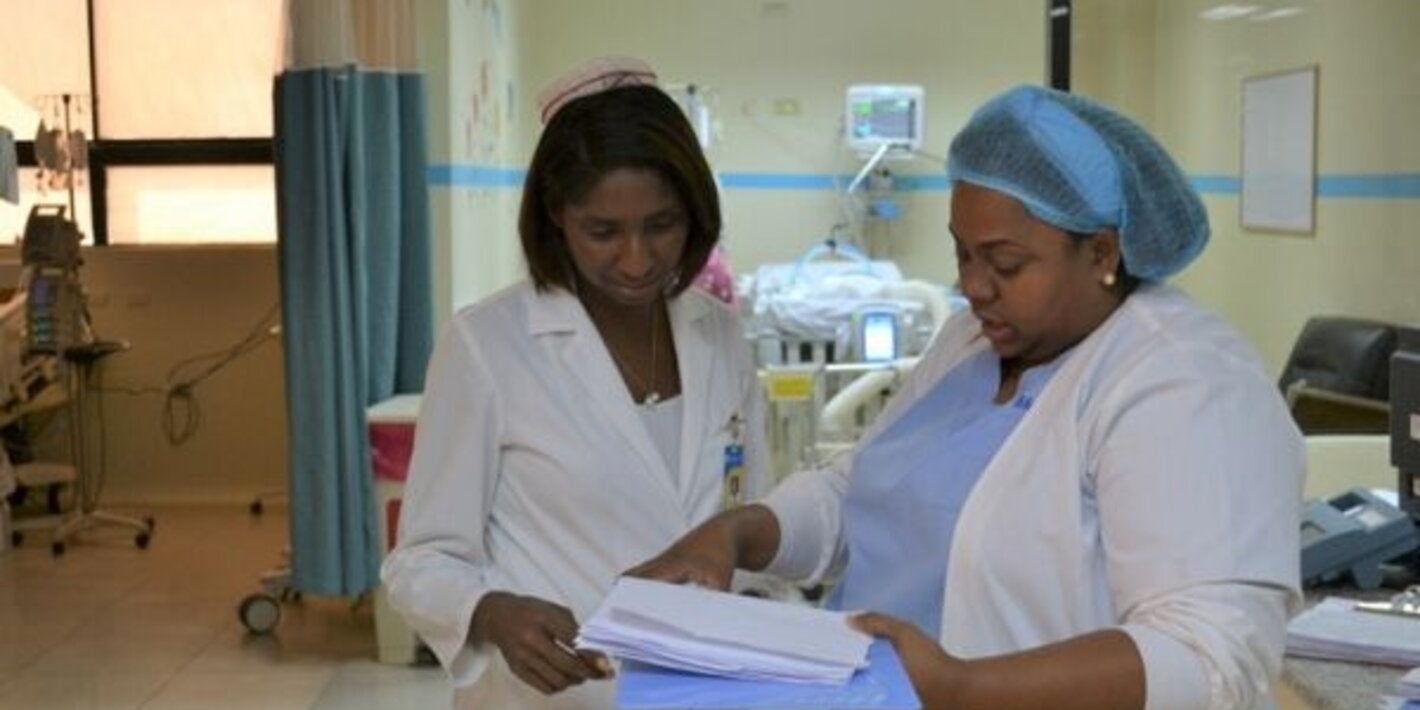 Enfermeras revisando información en centro de salud