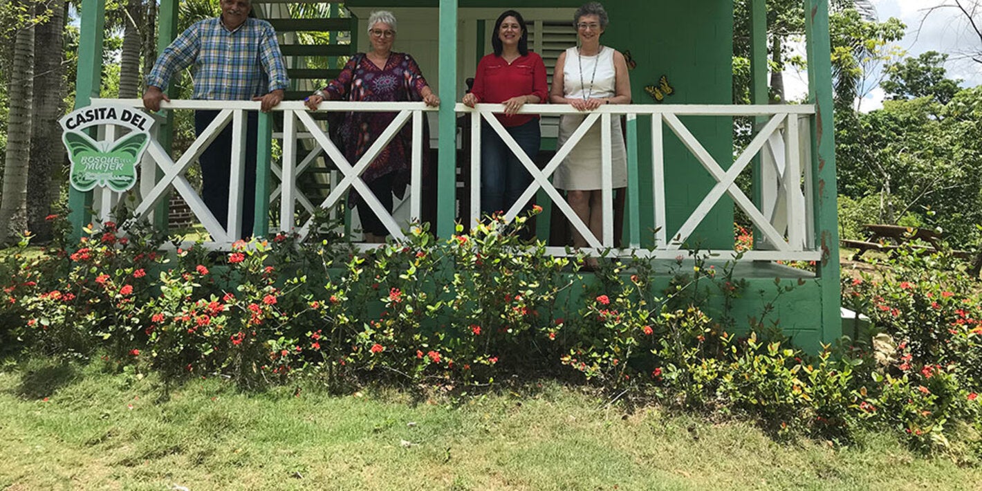 Durante la visita en el municipio de Salcedo