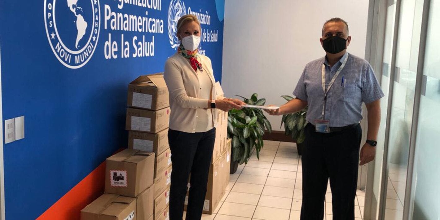 La Dra. María Dolores Pérez, Representante de OPS en Costa Rica hace entrega de la donación