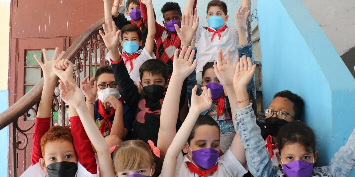 Niños con nasobucos donados por OPS-OMS Cuba