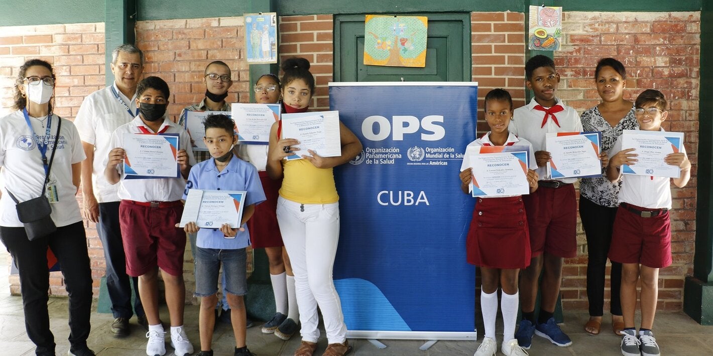 Niñas y niños premiados en concursos infantiles por 120 años de OPS