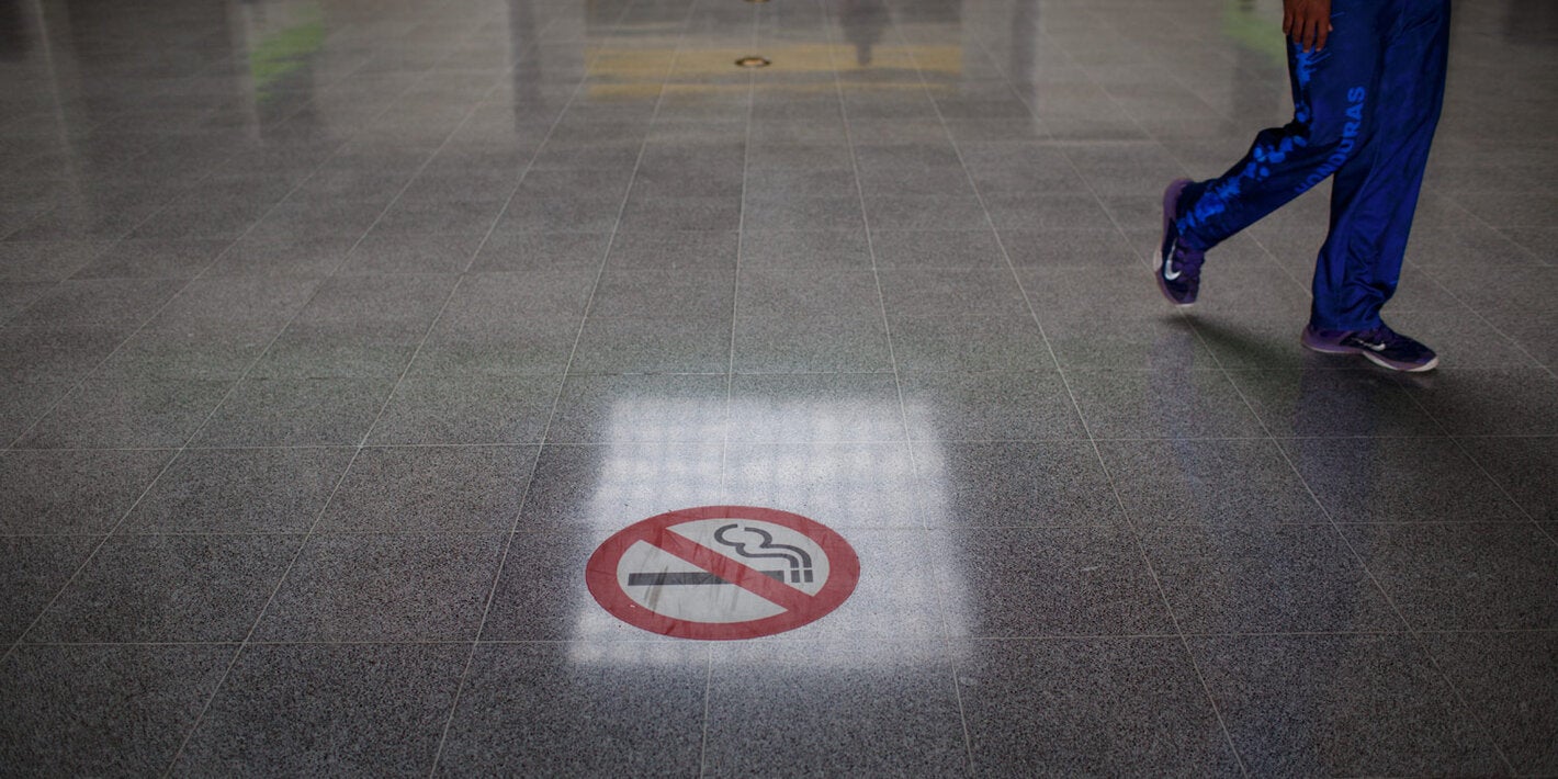 Imagen con la señal de prohibido fumar