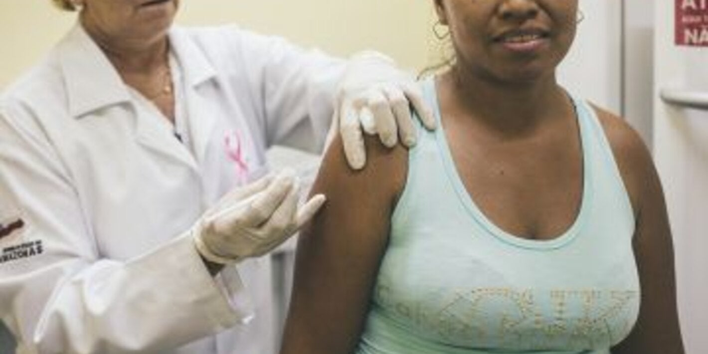 vacunándose