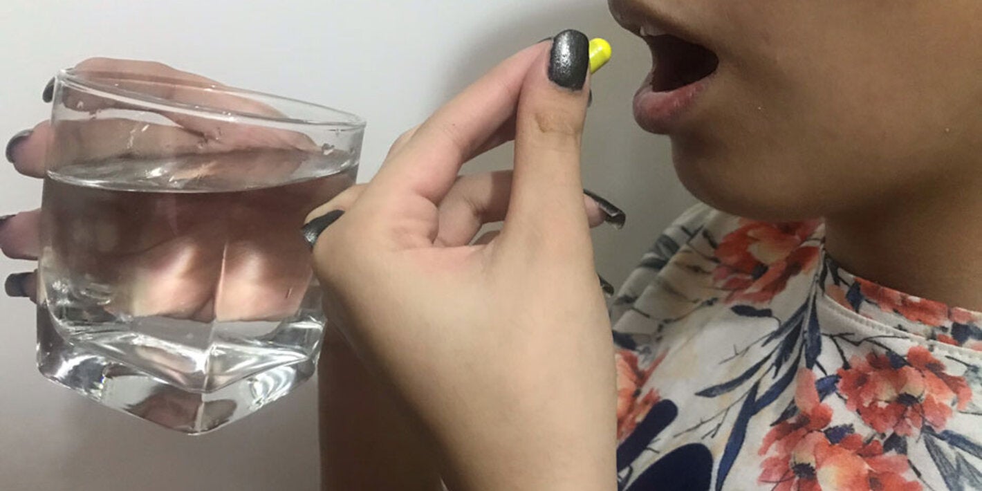 mujer tomando medicamento