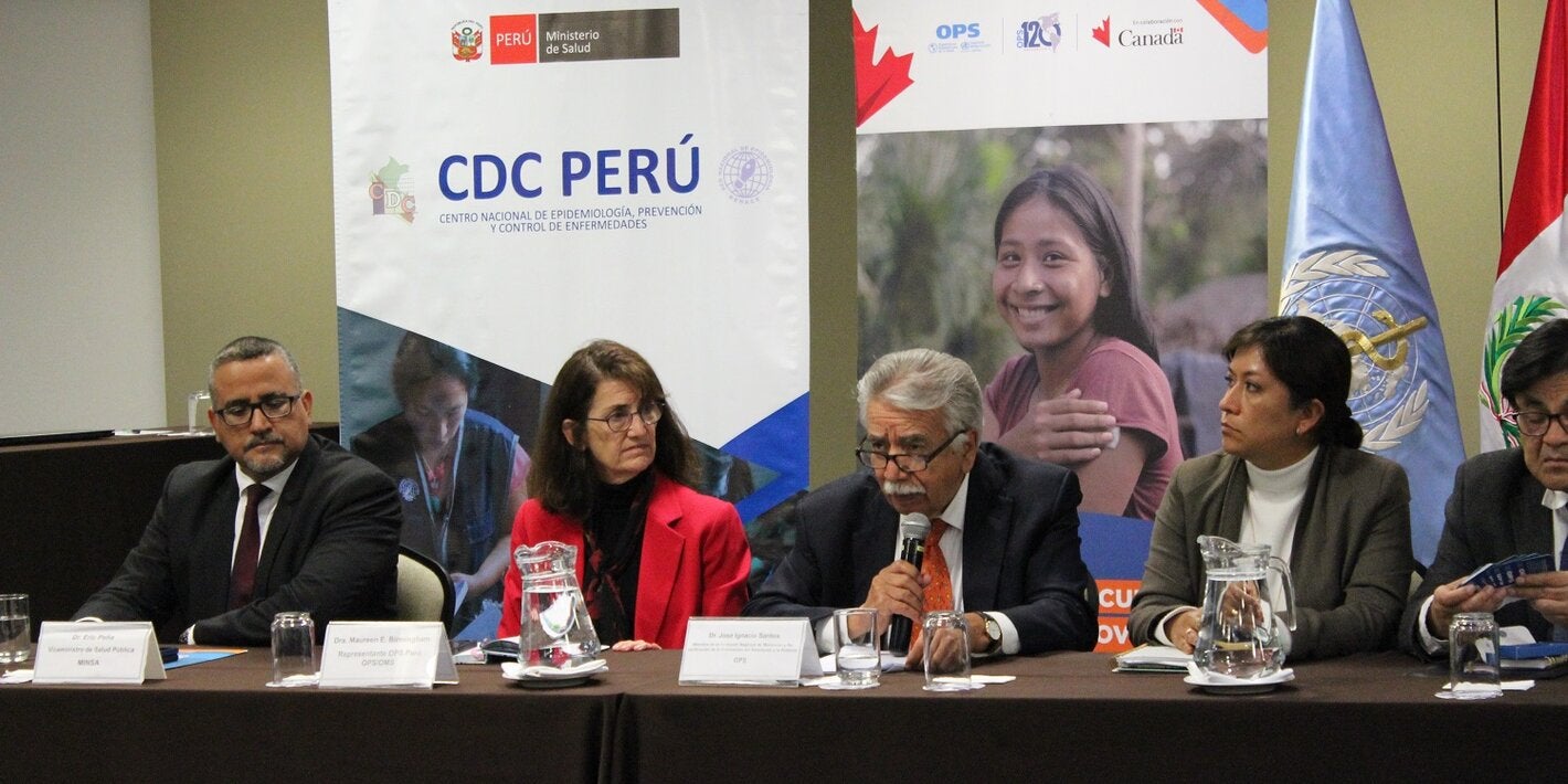 Viceministro de Salud Pública del Perú, Representante de la OMS/OPS en Perú junto a comisión regional durante presentación de recomendaciones