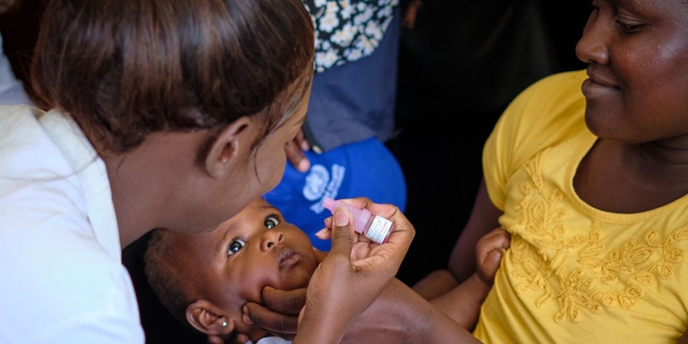 Criança recebe vacina contra a pólio