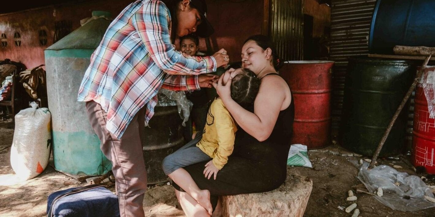 Personal del Ministerio de Salud Publica y Asistencia Social en una actividad extramuros administrando la vacuna IPV y OPV, San Andrés Villa Seca, Retalhuleu, Guatemala. 