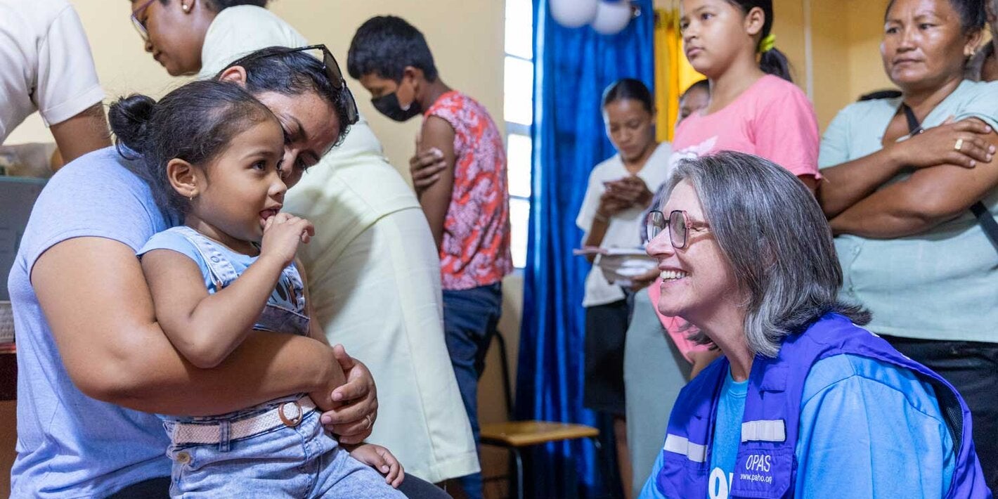 Atividade de vacinação na Escola de Ensino Médico St. Ignatius,  em Lethem, Guiana. 