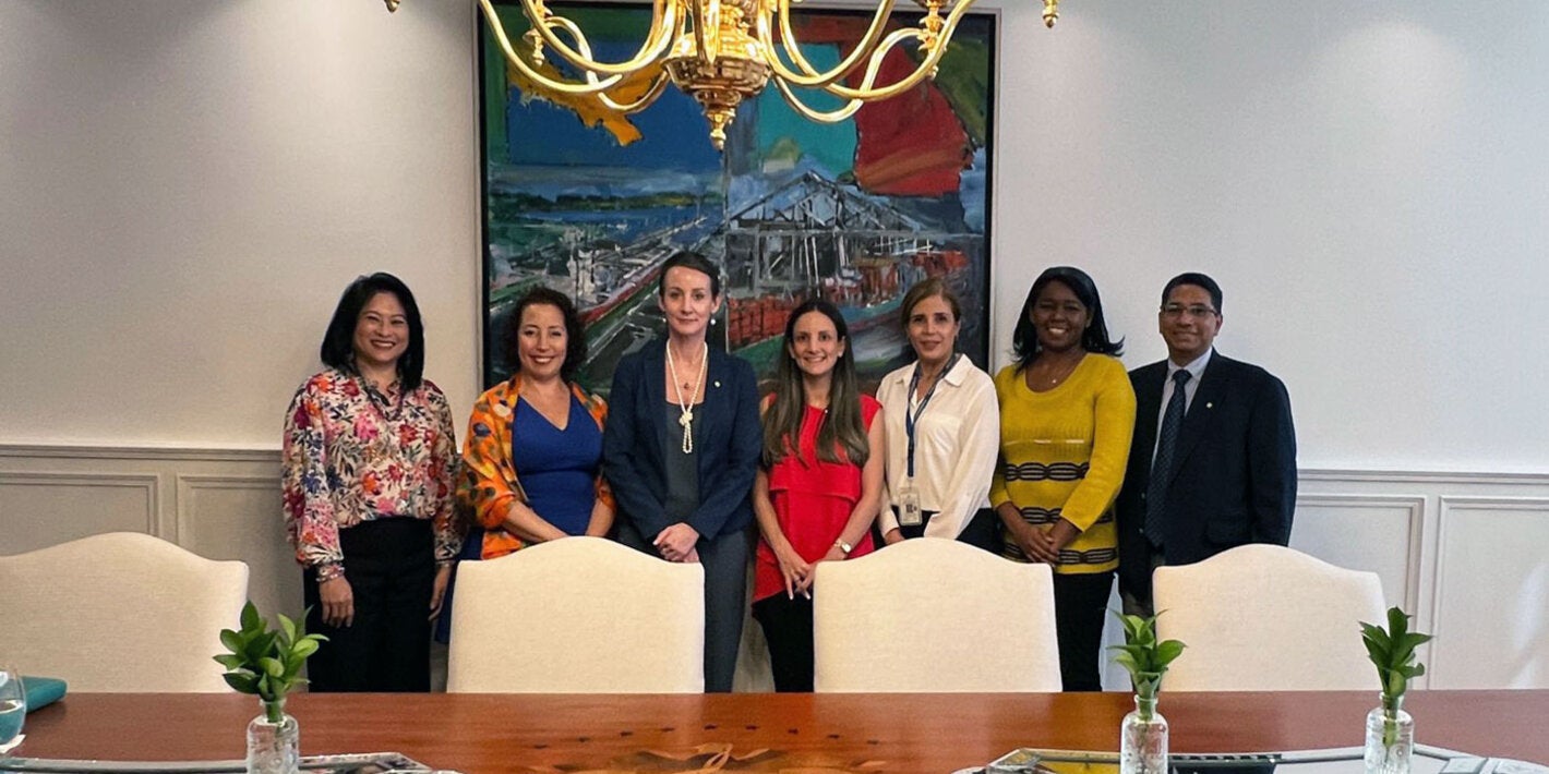 La Dra. Ana Rivière Cinnamond, Representante de la OPS/OMS en Panamá se reunió hoy con el equipo del Despacho de la Primera Dama de la República de Panamá, Señora Maricel Cohen de Mulino, encabezado por la Dra. Ivonne de Martinelli.