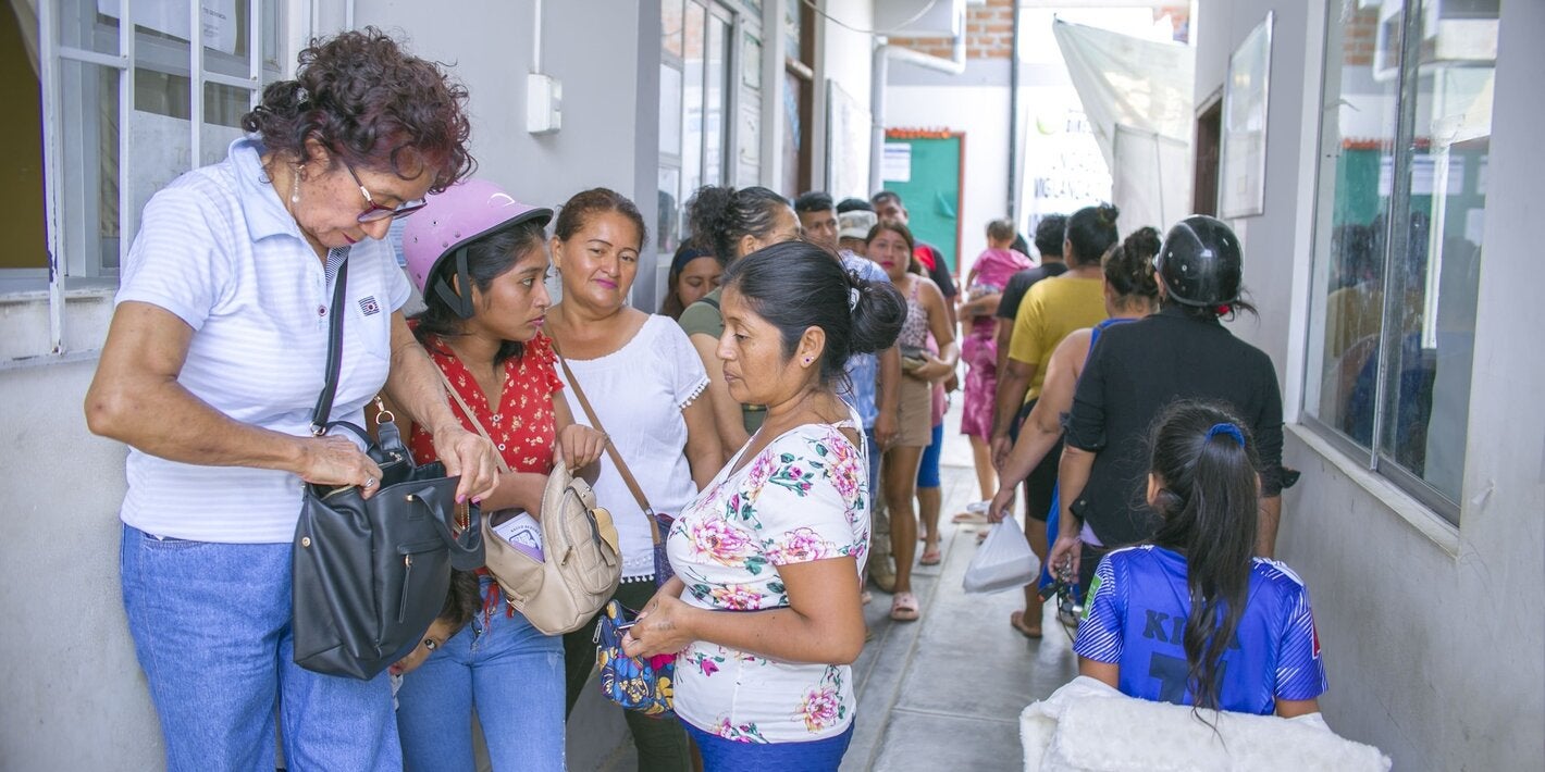  OPS/ Personas en turno de espera en establecimiento de salud de Tumbes 