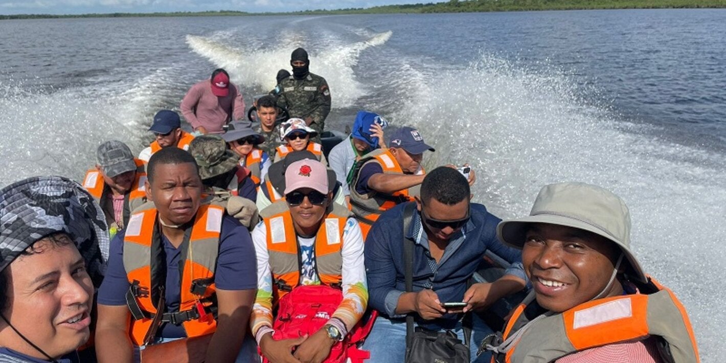 Misión de malaria y equipo local viaja en lancha a visitar comunidades