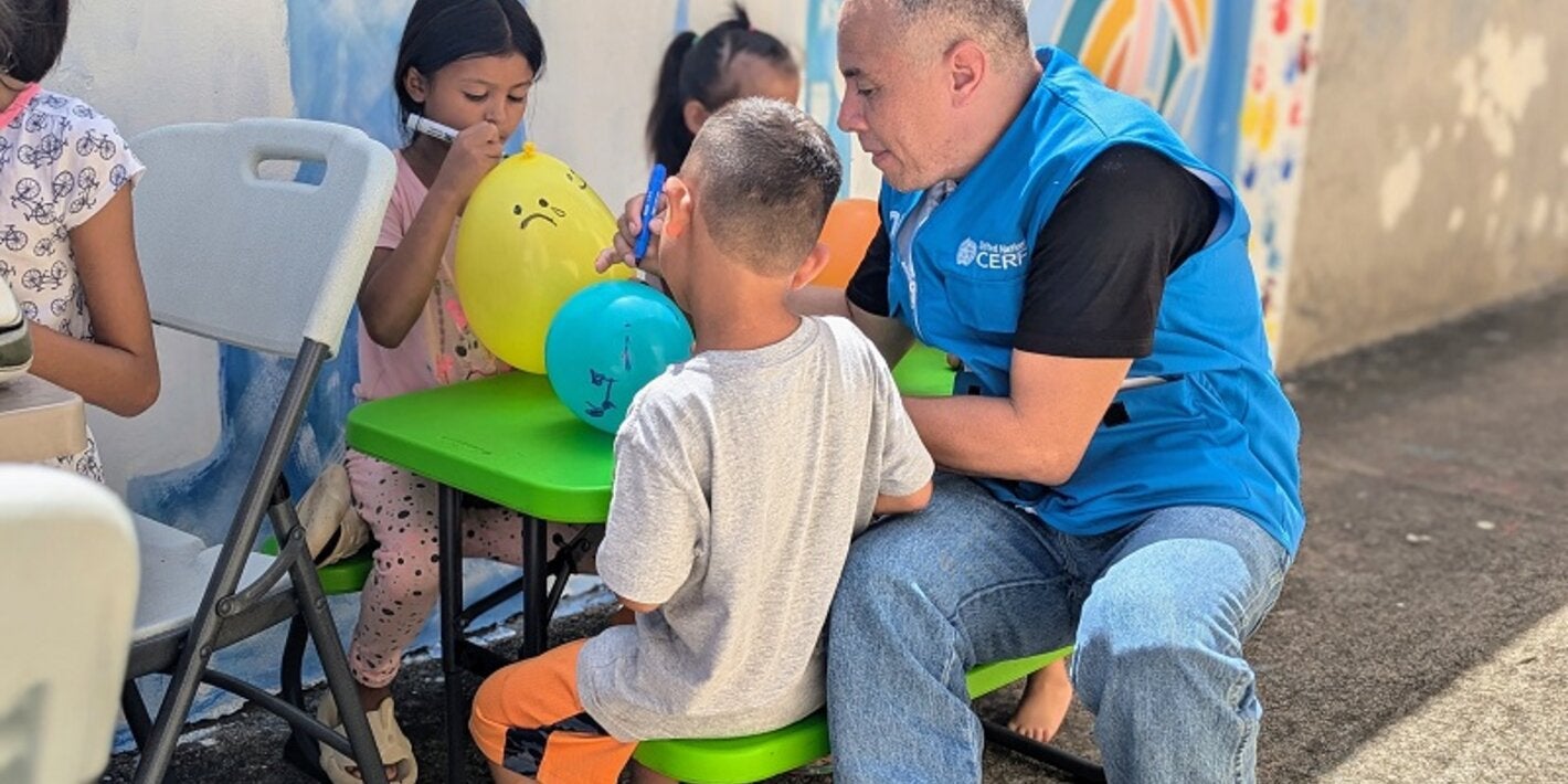 psicólogo usando ludoterapia con niños migrantes