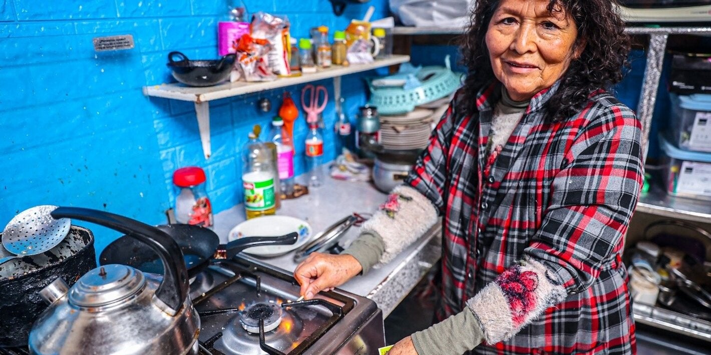 MINEM/ Mujer enciende una cocina a gas 