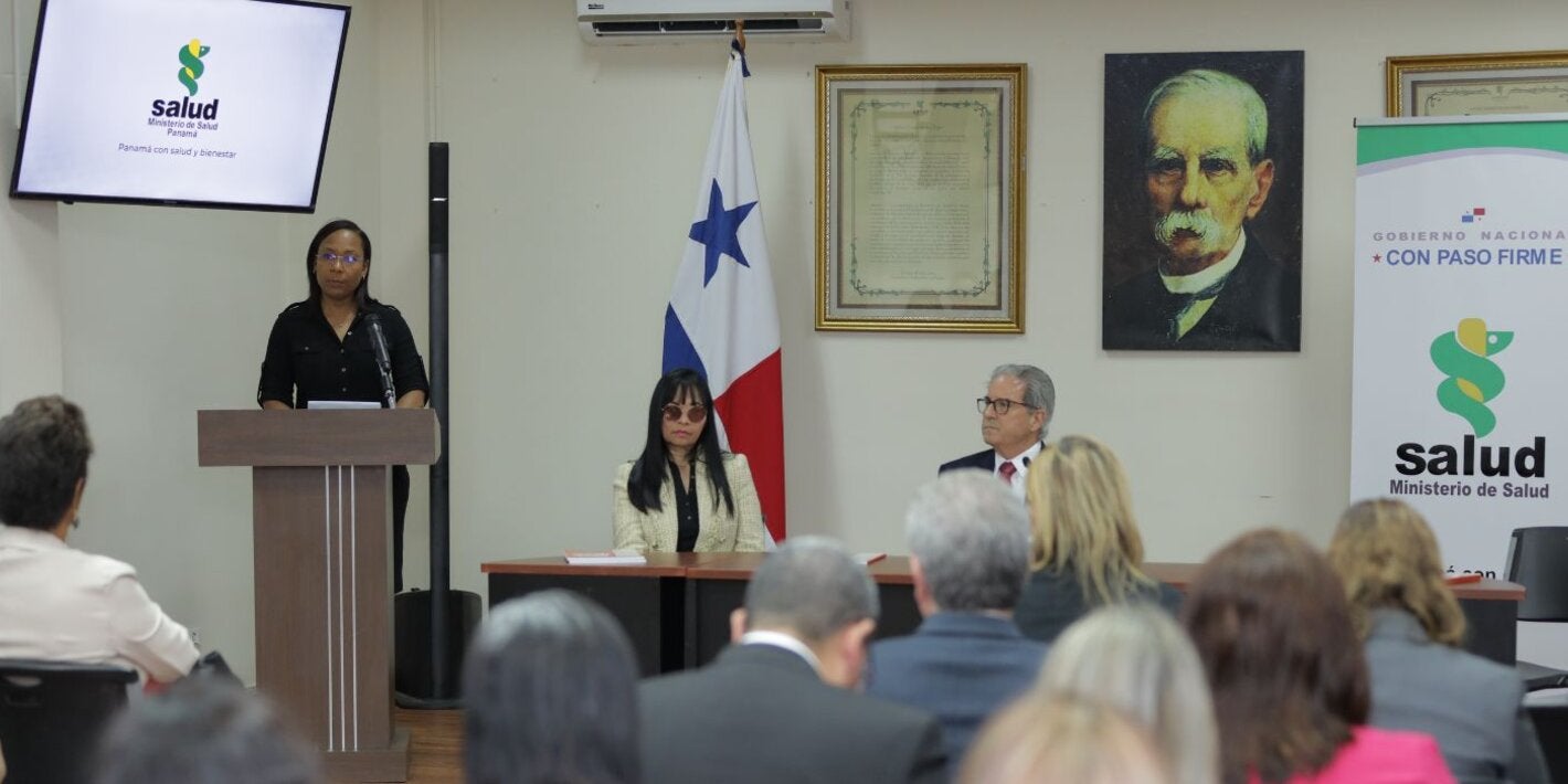 Foto de Leah Mari Richards, Asesora en Sistemas y Servicios de Salud, mesa principal y parte del publico participante donde la Organización Panamericana de la Salud (OPS) participa en el lanzamiento del Registro Nacional de Enfermedades No Transmisibles (RENENT) y del Observatorio Nacional del Cáncer en Panamá, dos herramientas tecnológicas que marcarán un hito en el control de enfermedades no transmisibles (ENTs), como el cáncer, la diabetes, las enfermedades cardiovasculares, la obesidad, entre otras.