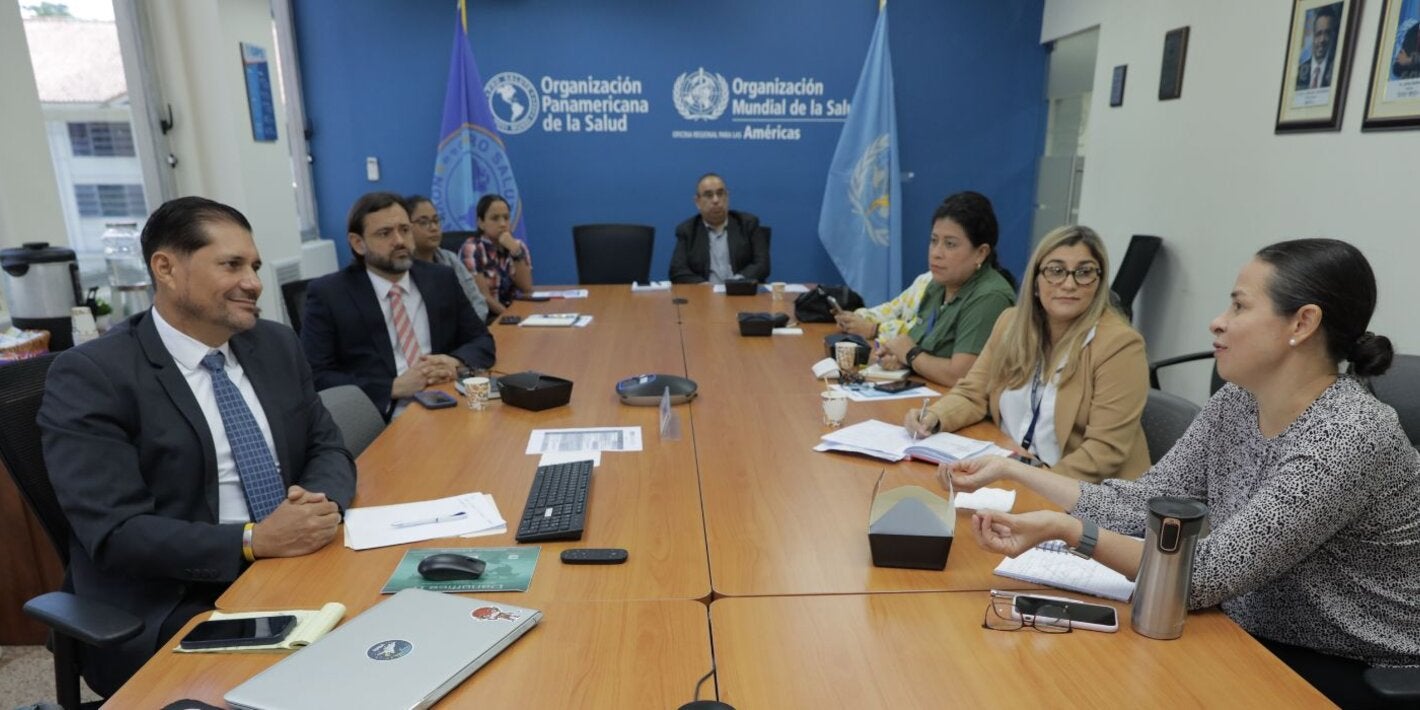 Foto de mesa de trabajo del taller de presentación de las cuentas WASH (por sus siglas en inglés), promovido por la Organización Panamericana de la Salud/Organización Mundial de la Salud (OPS/OMS) para apoyar a Panamá en el desarrollo de una herramienta fundamental para mejorar la gestión de los recursos hídricos y garantizar el acceso a servicios de Agua, Saneamiento e Higiene (ASH) de calidad.