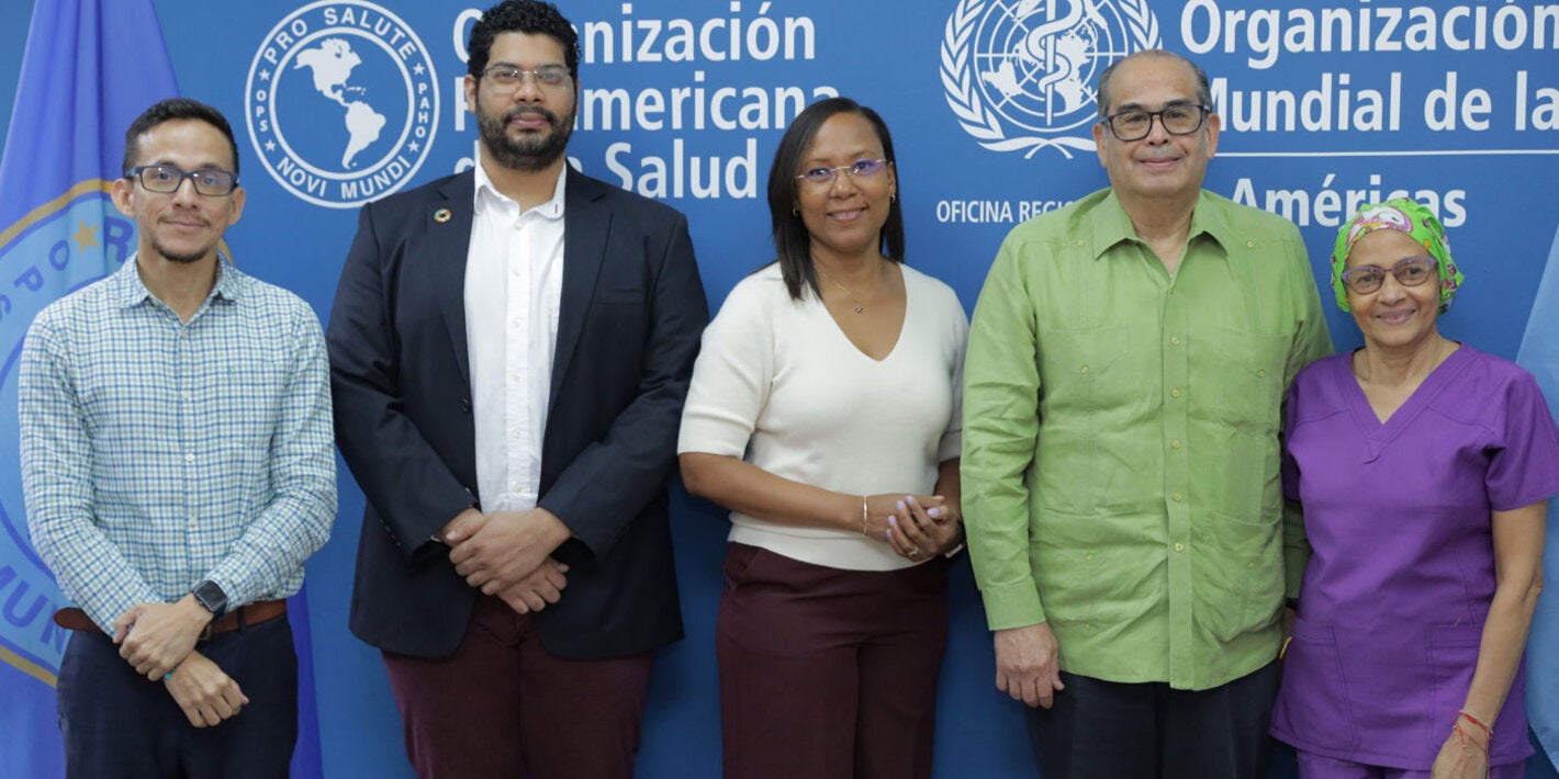 Foto grupal - La Organización Panamericana de la Salud (OPS) y el Instituto Oncológico Nacional (ION) de Panamá se reunieron para explorar nuevas oportunidades de colaboración en la adquisición de medicamentos esenciales para el tratamiento del cáncer a través del Fondo Estratégico de la OPS.