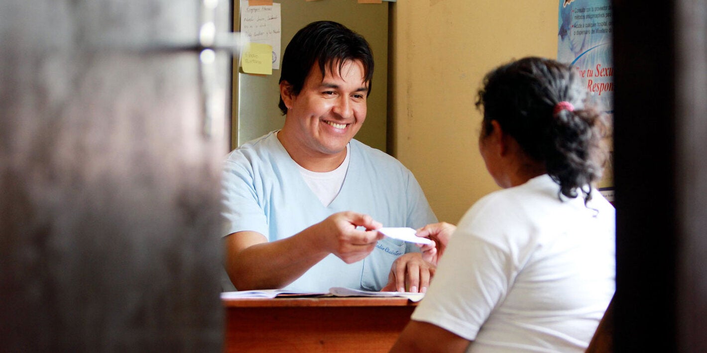 Paciente recibe receta médica