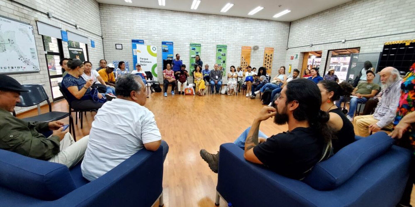 Grupo de personas debatiendo en el encuentro