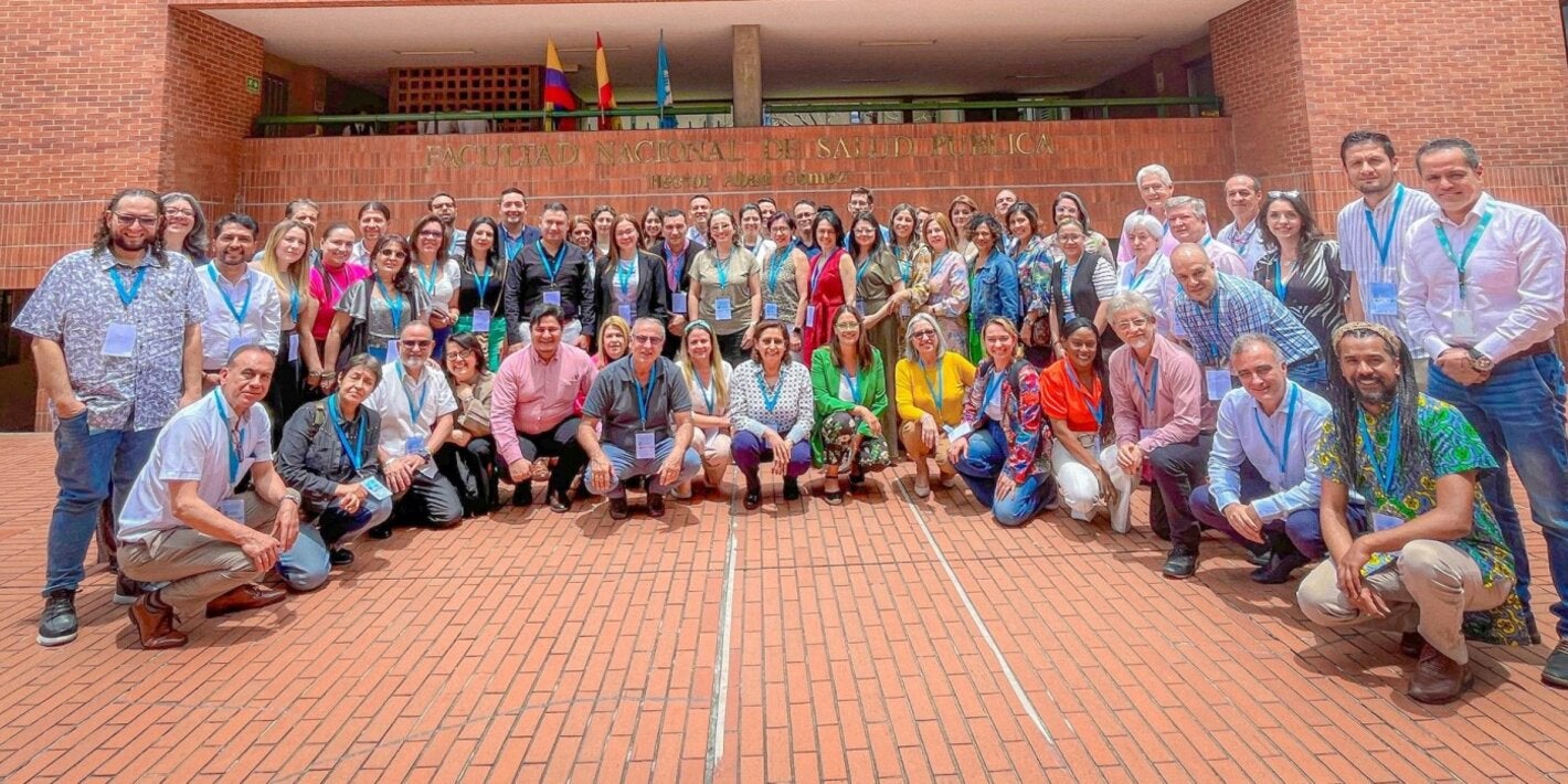 Foto grupal de los participantes del  taller para fortalecer la gestión y gobernanza de 11 Secretarías de Salud departamentales y la formación de redes integradas e integrales de salud