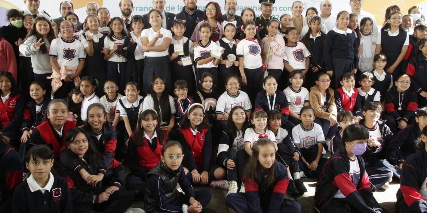 Foto de grupo: autoridades y estudiantes de la primaria Benito Juárez; lugar de lanzamiento de la campaña