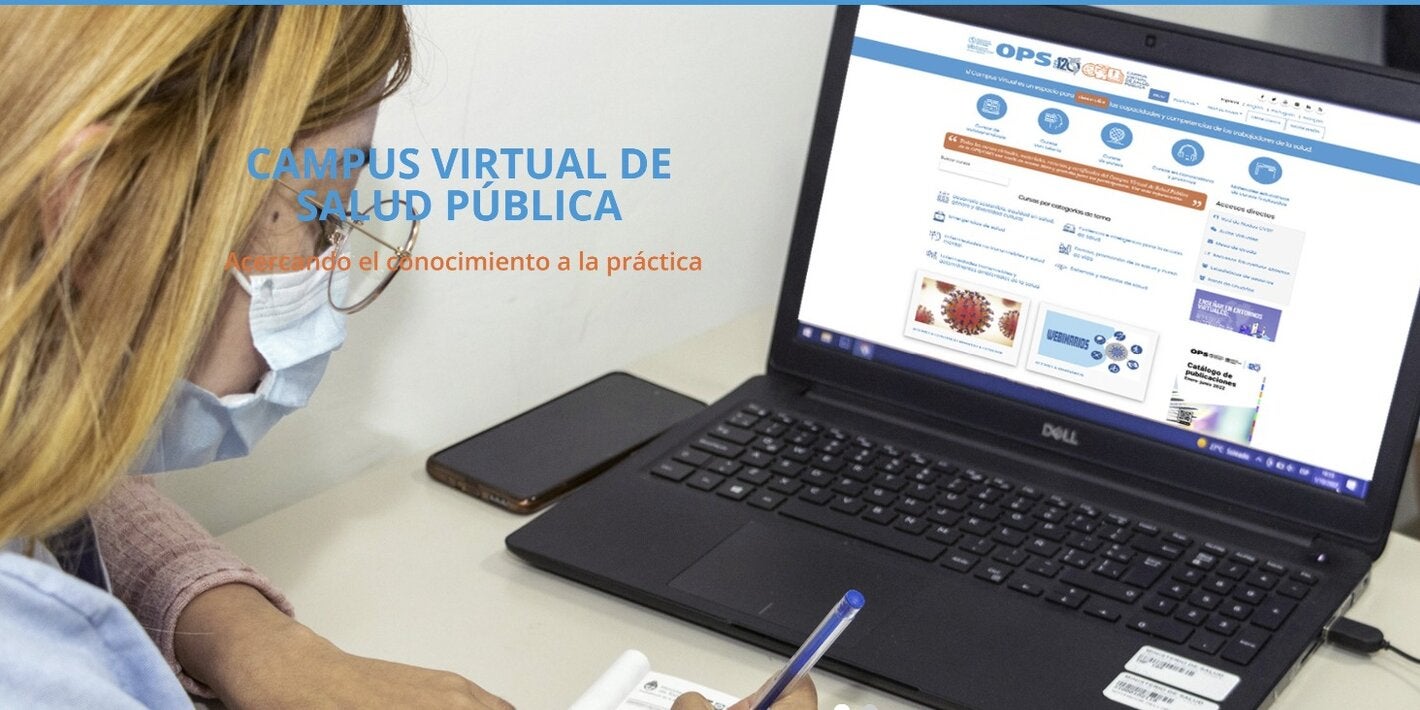 Persona revisando el campus virtual