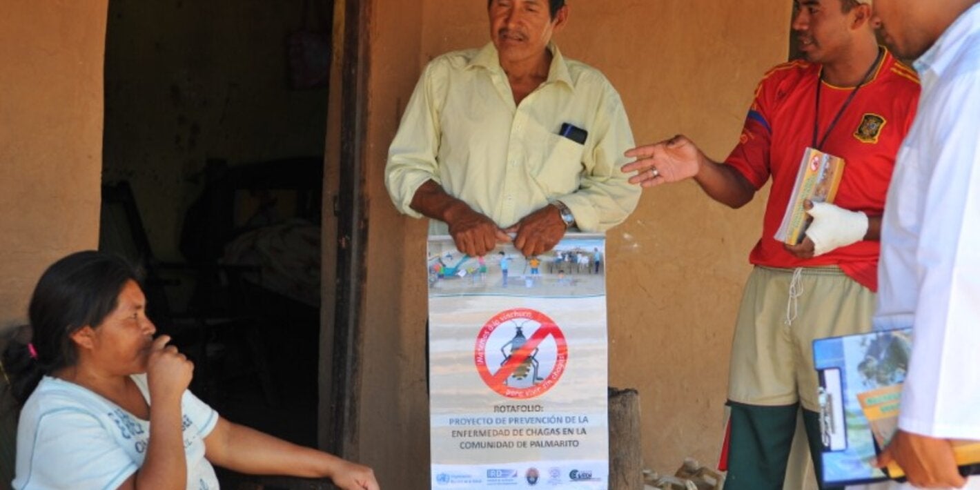 personal de salud conversando con pacientes sobre chagas