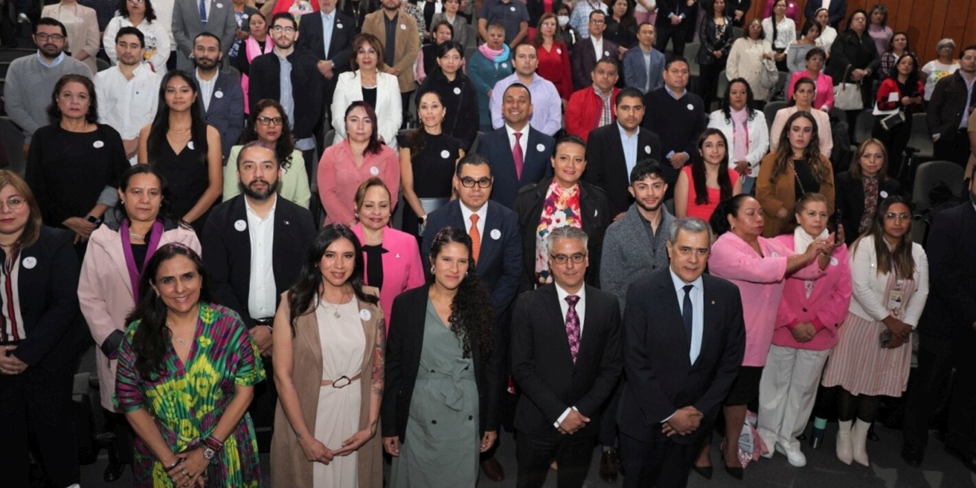 Foto de grupo, participantes y autoridades que hicieron la apeartura del Congreso