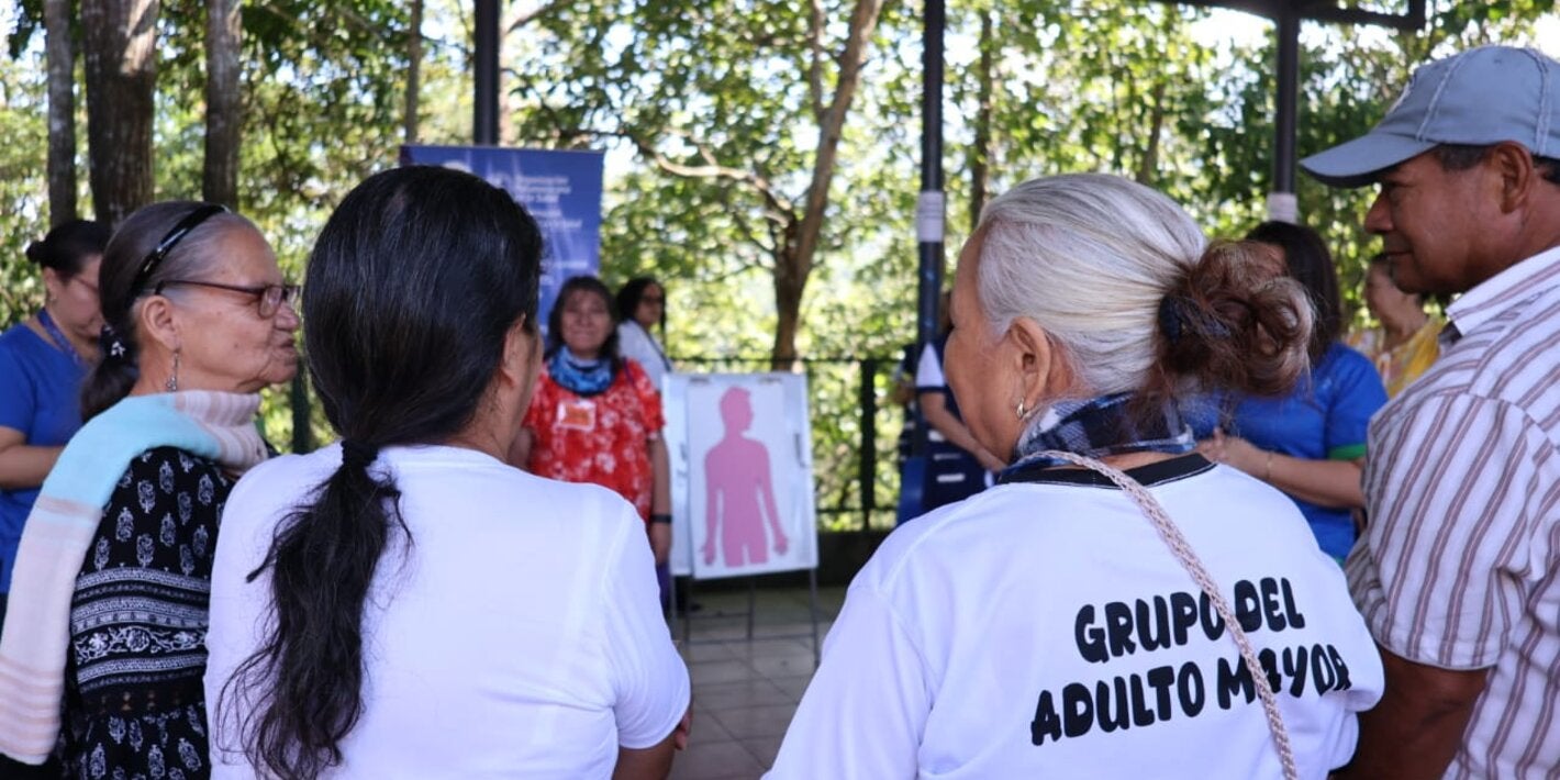 Personas adultas mayores en el evento de lanzamiento