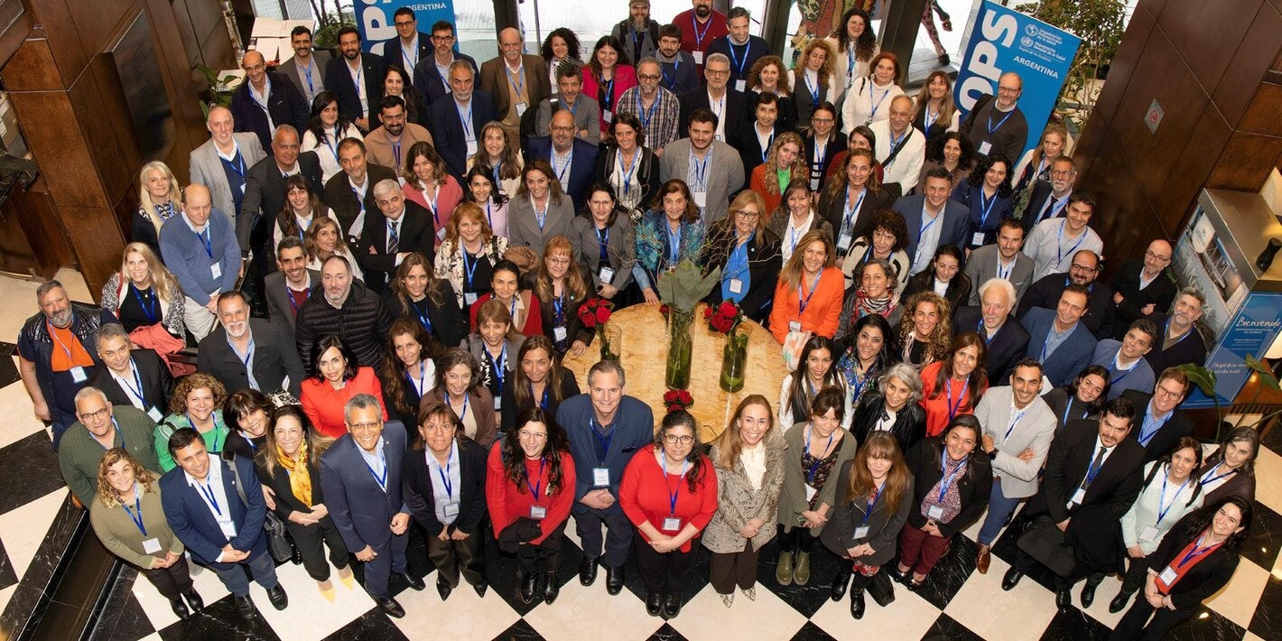 Foto grupal de los participantes de la consulta nacional