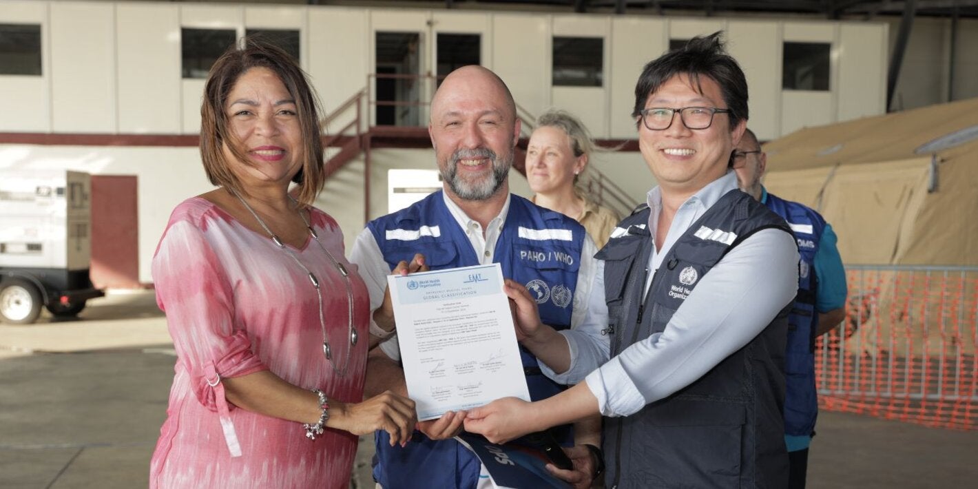 Entrega de certificación a la CSS - El hospital modular de la CSS ha obtenido la certificación internacional como Equipo Médico de Emergencia (EMT) Tipo 1 fijo.