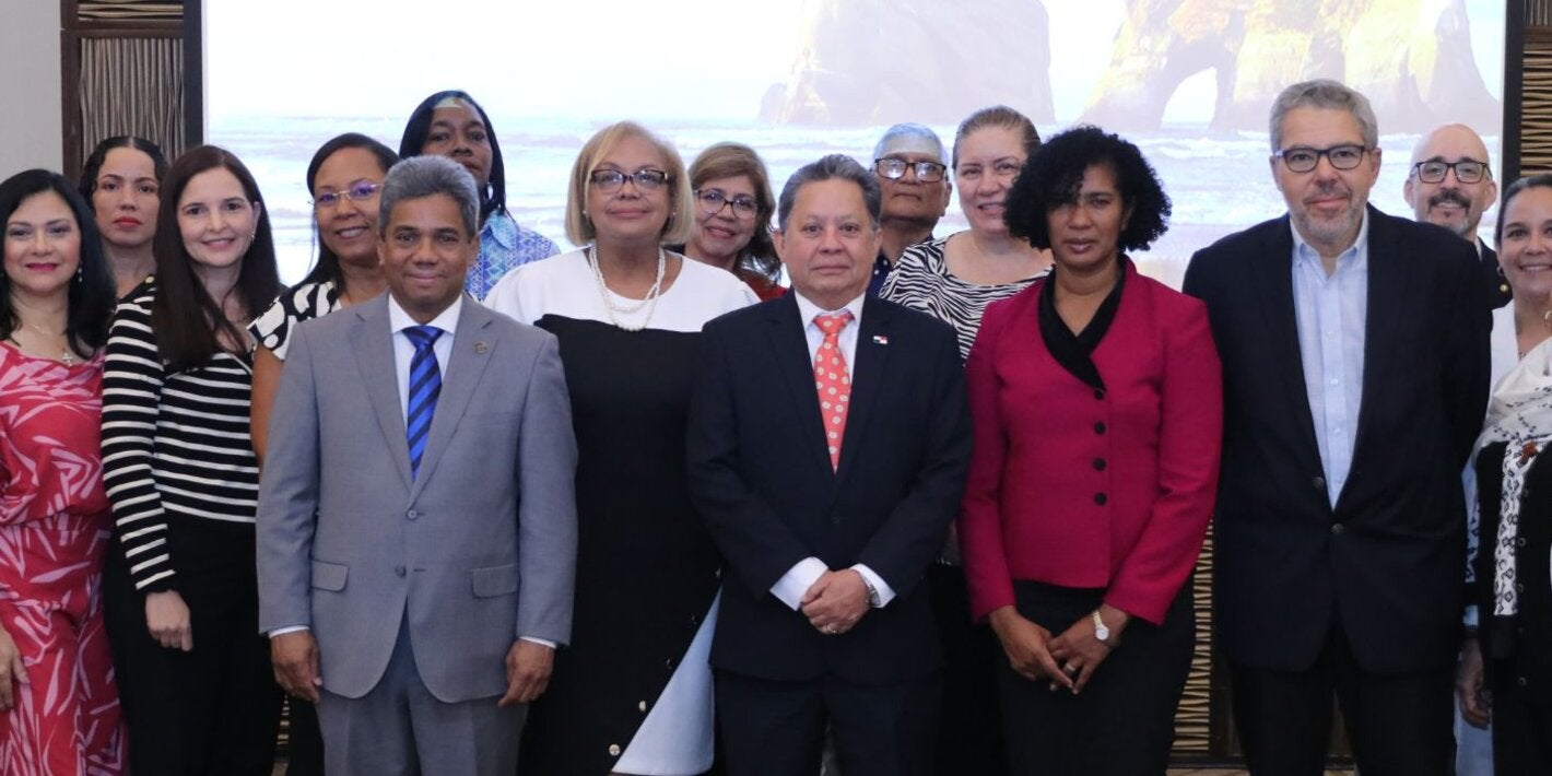 Foto grupal de participantes - La Comisión Regional de Monitoreo y Reverificación para la Eliminación del Sarampión, Rubeola y Síndrome de Rubéola Congénita (SRC) se reunió con la Organización Panamericana de la Salud (OPS), el Ministerio de Salud (MINSA) La Comisión Nacional de Certificación para la Sostenibilidad de la eliminación del Sarampión, Rubeola y Síndrome de Rubeola Congénita (CNS) y autoridades de salud panameñas para evaluar los avances y definir próximas acciones para que el país pueda ser ver