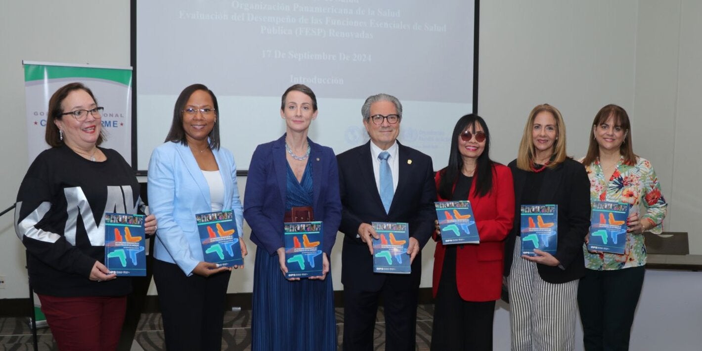 Foto grupal de autoridades y directivos - El Ministerio de Salud (MINSA) de Panamá, en colaboración con la Organización Panamericana de la Salud (OPS), llevó a cabo una plenaria para presentar los resultados de la evaluación del desempeño de las Funciones Esenciales de Salud Pública (FESP) renovadas. Este evento, que contó con la participación de más de 80 representantes de diversas instituciones, marcó un hito en el compromiso del país por fortalecer su sistema de salud.