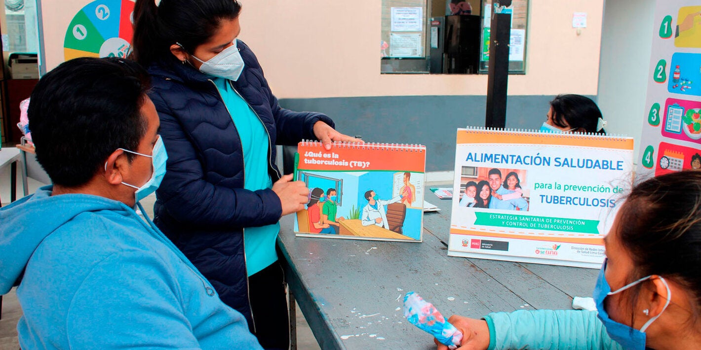 Personal de salud explica a paciente sobre la tuberculosis