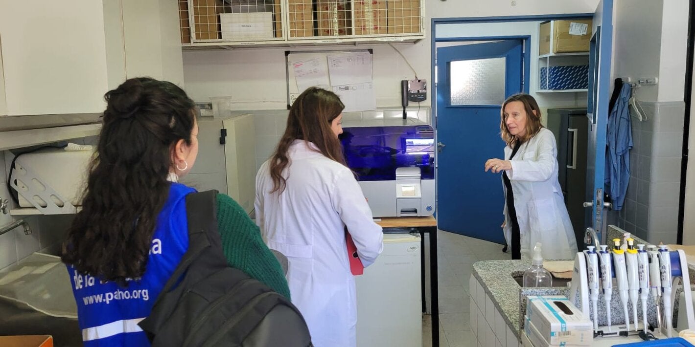 Foto de referentes de unidades centinelas y de la OPS en un laboratorio