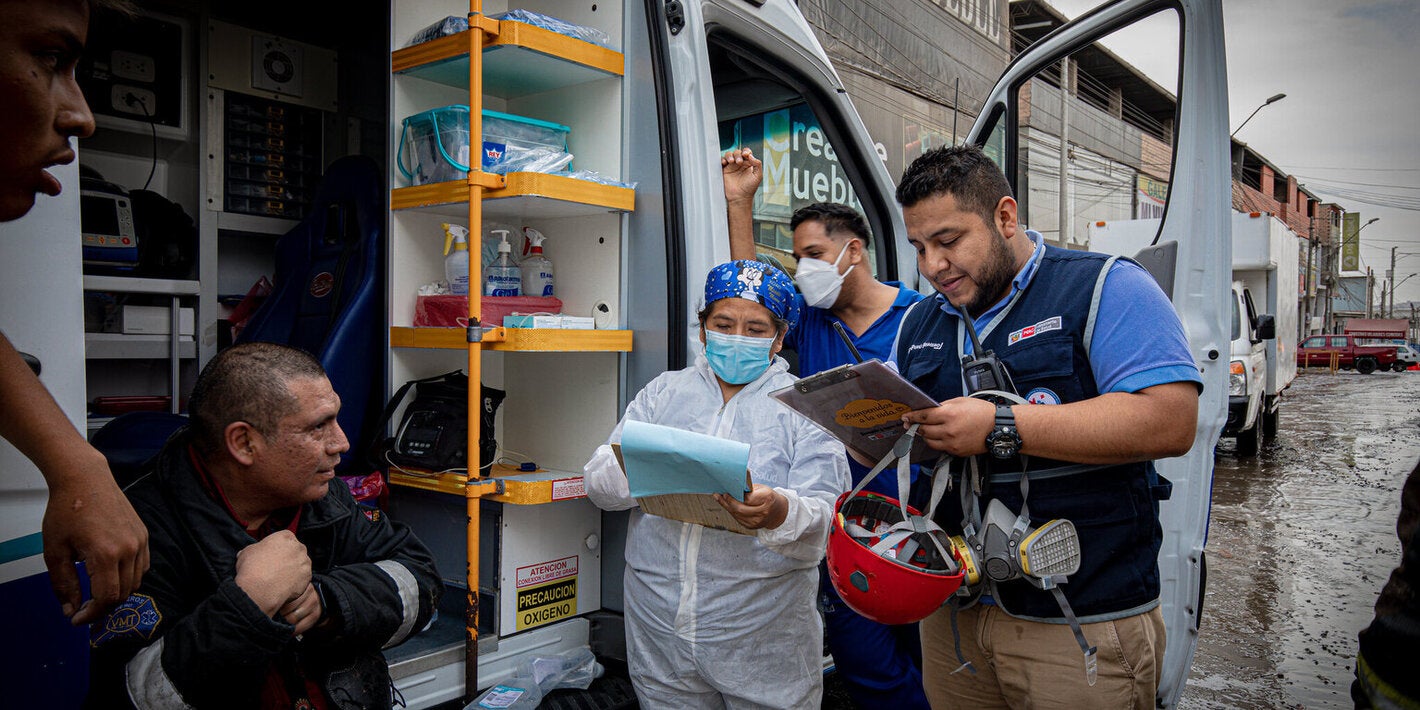 Imagen referencial de equipos médicos de emergencia