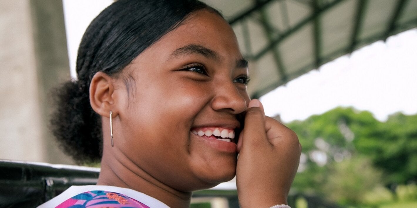 Adolescente de perfil sonriendo