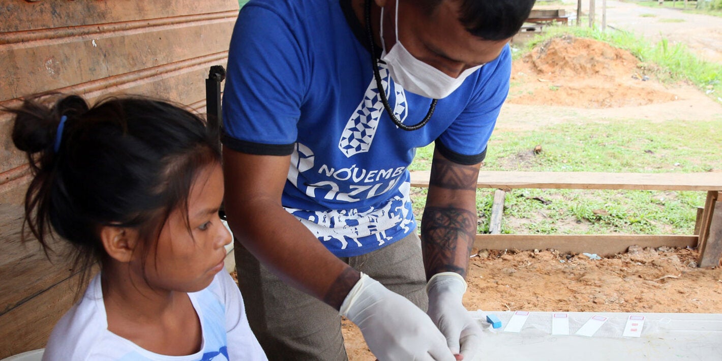 Trabajadores de la salud con kits de prueba en un laboratorio.