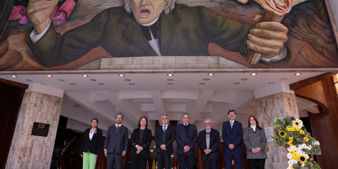 Expertos y autoridades que inauguraron el Congreso bajo el mural del auditorio del CISS que muestra al cura Hidalgo.