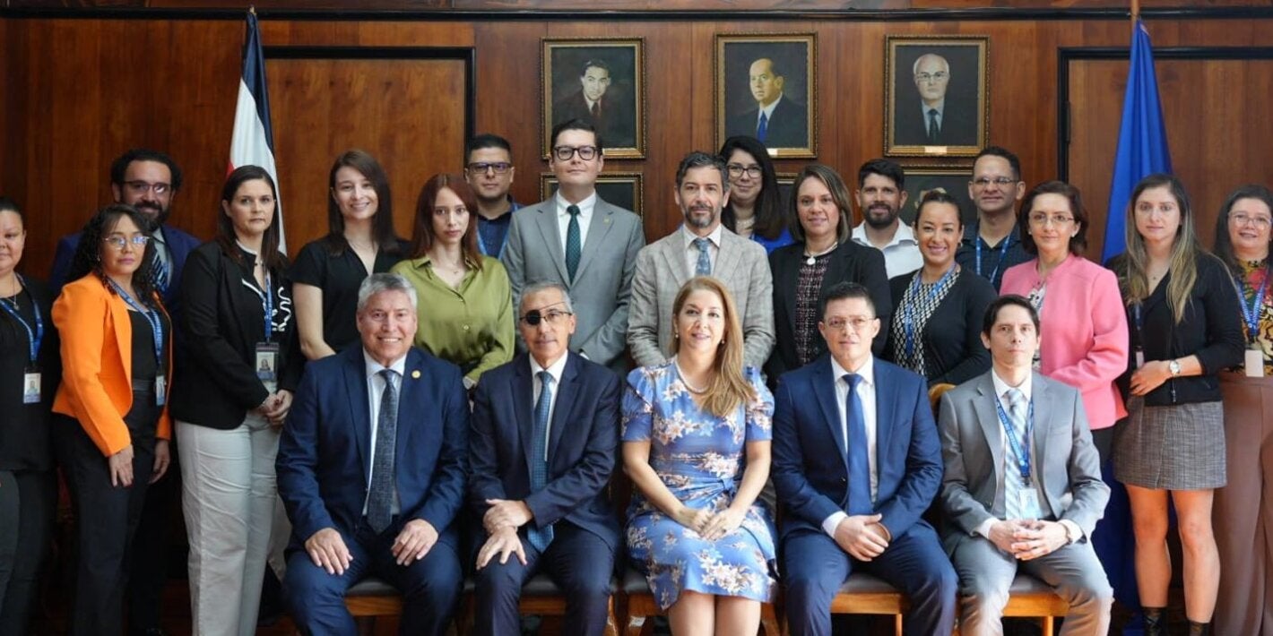 Autoridades y equipo técnico participante en la actividad posando para la fotografía