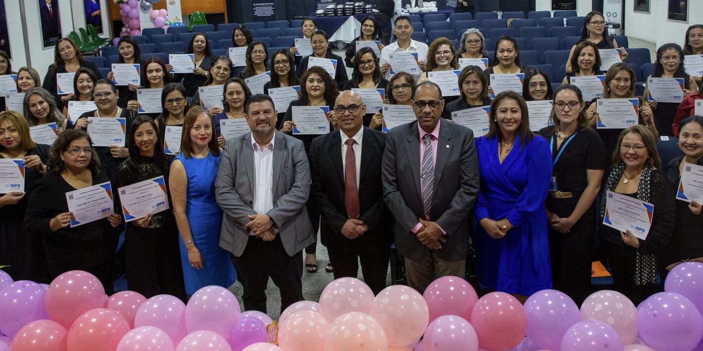 Trabajadores sociales reciben su diploma por finalización del curso virtual del cuidado paliativo