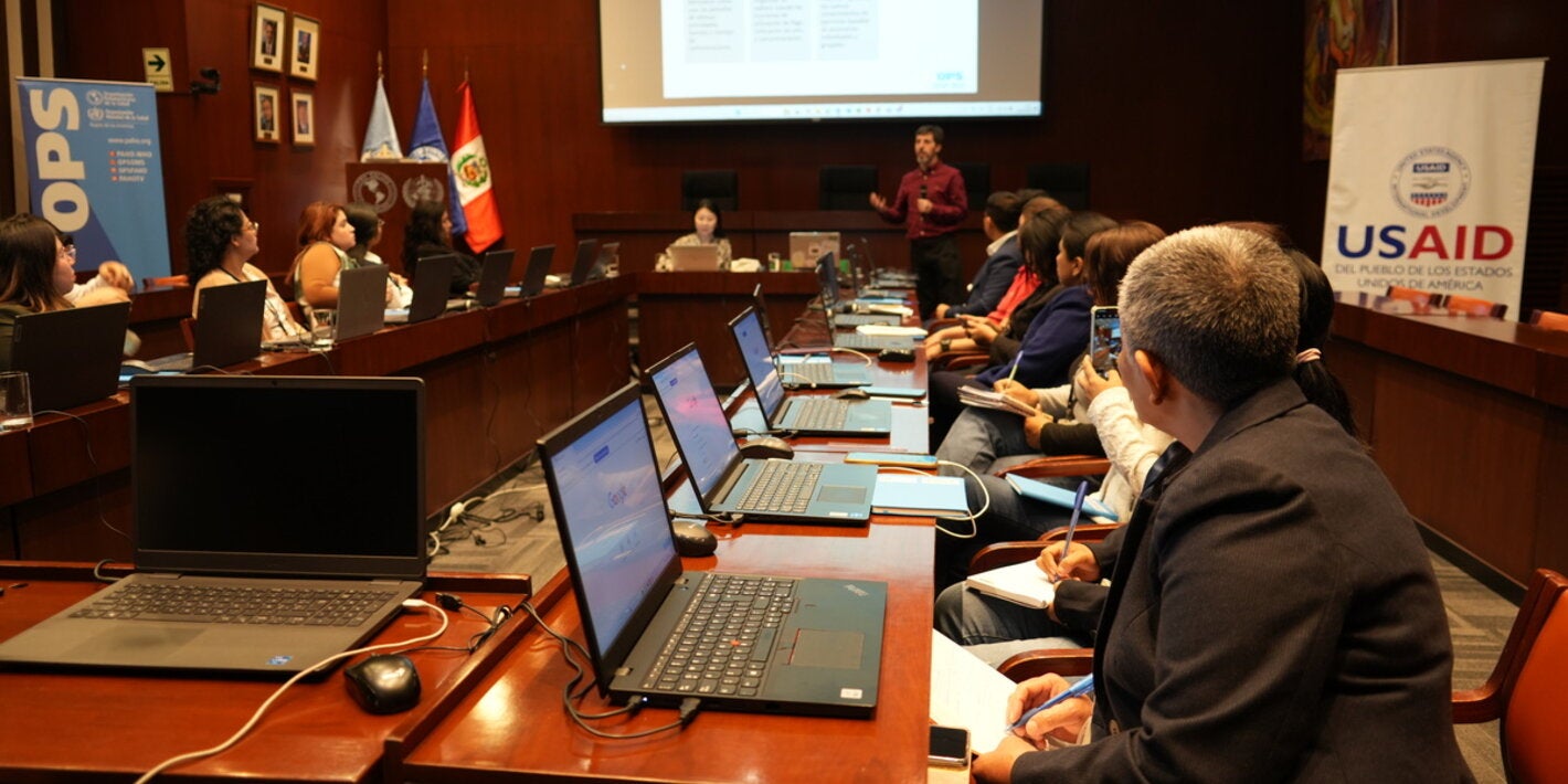 OPS/Luz Rospigliosi || Asistentes presenciando una ponencia sobre vigilancia epidemiológica en Perú.