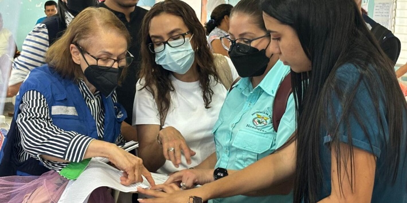 Anabelle Alfaro trabaja con equipos locales para fortalecer la atención del dengue