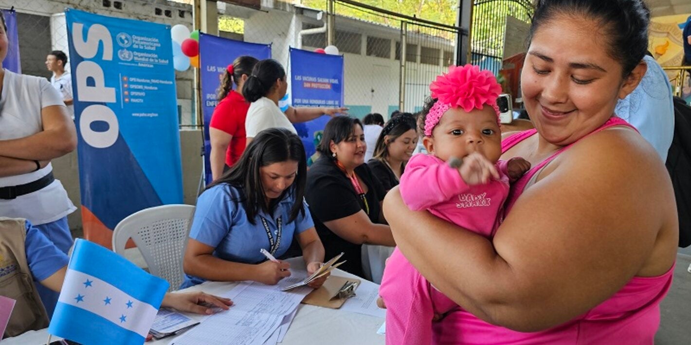 Madre con recién nacida, vacunada contra la polio