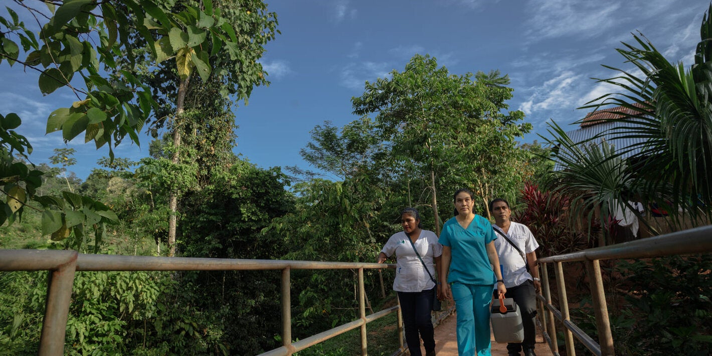 OPS / Personal de salud en comunidad amazónica de Perú