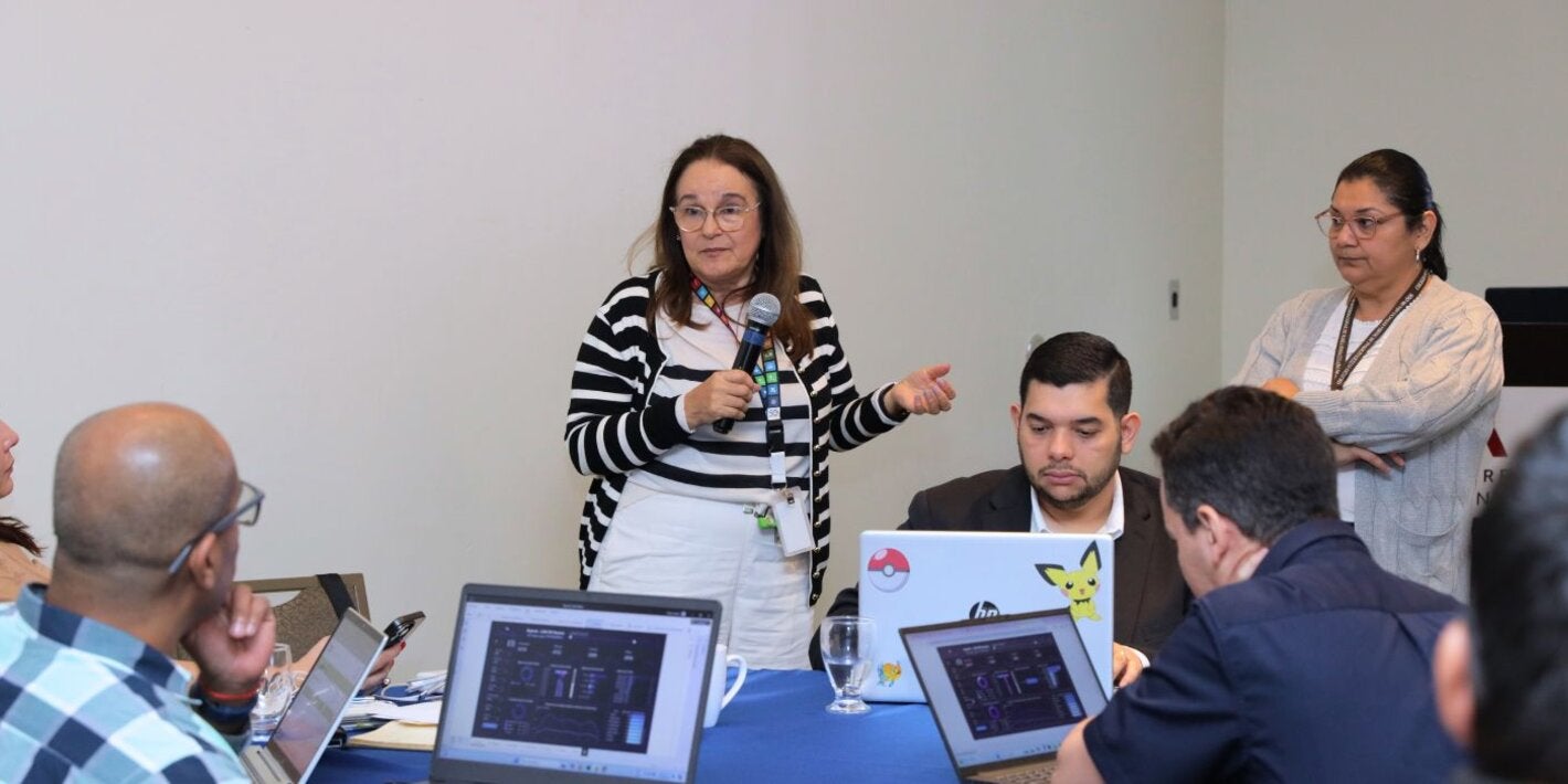 Fotografía de mesa de trabajo y desarrollo del taller para la actualización de la Norma del Sistema de vigilancia epidemiológica del síndrome gripal, influenza y bronconeumonías.